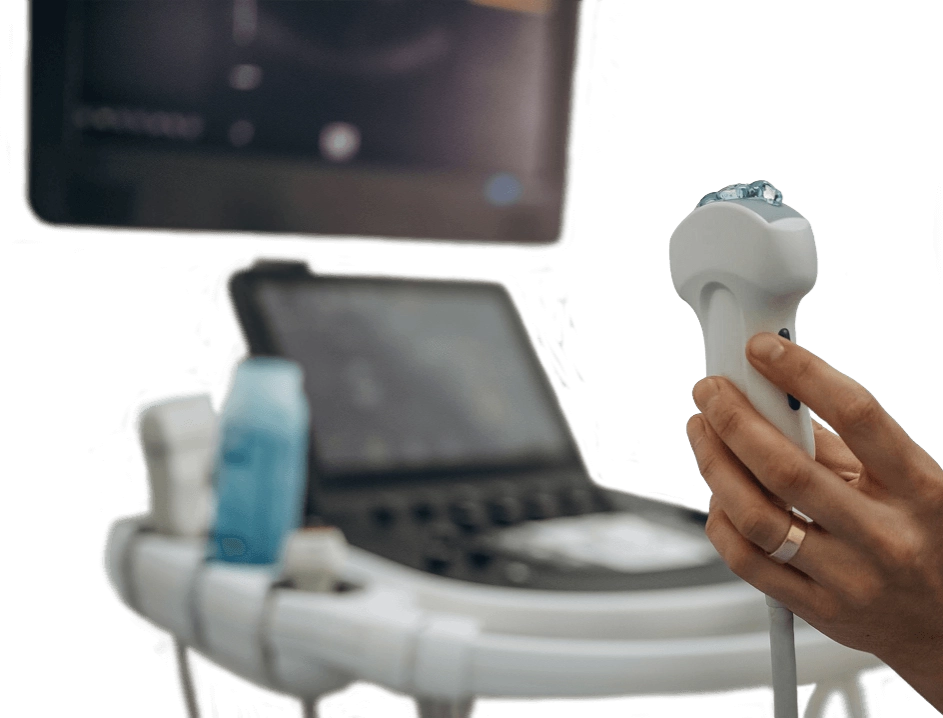 врач держит в руке ультразвуковой датчик